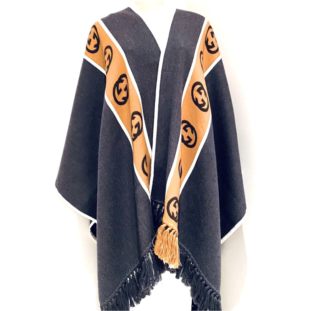 GUCCI REVERSIBLE UNISEXI INTERLOCKING GG CAPE. - Picture 3 of 13